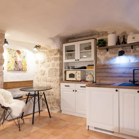 Two Steps, Location In Old Town *